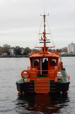 Das 15m lange Lotsenboot PILOT KNURRHAHN am 08.11.19 in Rostock