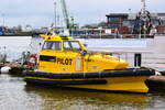 ELBE 1 , Lotsenboot , MMSI 211237620 , 9 x 4 m , Hafen in Cuxhaven , 08.11.2021