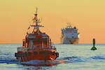 Lotsenversetzboot BÜLK im Licht der aufgehenden Sonne in der Ostsee vor Lübeck-Travemünde.