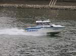 RENDRSEG D-16 (H27705), Ungarisches Polizeiboot flitzt ber die Donaufluten bei Budapest; 130826