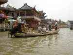 Chinesische Polizeistreife bei der Arbeit in einem Betonboot.
27.07.2006 in Zhujiajiao.