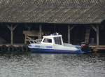 Ein Polizei Boot fr die Badewanne    Gesehen am 03.05.2010 in Nikolaiken - Masuren.