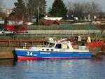 Berliner Wasserschutz-Polizeiboot  WSP 34  SEESCHWALBE am 18.12.2020 festgemacht an einem Leichter im Westhafenkanal.