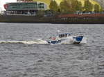 WS 44 am 23.4.2017, bei rauhem Wasser, Hamburg, Elbe Höhe Hafentheater/  Hilfseinsatzboot der Wasserschutzpolizei Hamburg  /  Lüa ca.
