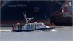 Das Streifenboot WS25 der Hamburger Wasserschutzpolizei ist im Hamburger Hafen unterwegs. Es ist 17,75 m lang und 4,90 m breit. 07.10.2019