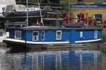 Hausboot POLICEBOX; Eigner/Betreiber: Polizei Hamburg; Datum: 11.08.2025; Aufnahmeort: Elbe/Hafen Hamburg (Harburger Binnenhafen), Deutschland.
