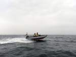 Ein Schlauchboot der Wasserschutzpolizei auf der Ostsee vor Khlungsborn im Einsatz.