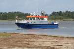 Polizeiboot  Werder  der Wasserschutzpolizei von Mecklenburg-Vorpommern kurz vor der Einfahrt zum Hafen Barhöft nahe Stralsund. Aufnahme vom 11.08.2014, Standort: Badestrand