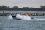 Das Polizeiboot UECKER beim Auslaufen am 16.10.2021 in Warnemünde.