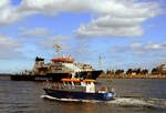 Das 13m lange Polizeiboot STUBNITZ am 20.09.23 in Rostock in Begegnung mit der BAD BRAMSTEDT