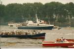 SYLT im Mai 1989 (Hafengeburtstag), Hamburg, Elbe vor dem Bubendeyufer (Scan vom Foto)  /
Küstenboot der WSP-Husum / BRT 110 / Lüa 28,5 m, B 6,6 m, Tg 1,9 m / 2 Diesel, Deutz, ges. 2400 kW, 3264 PS, 21 kn / gebaut 1988 bei Husumer Schiffswerft

