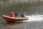 Polizeiboot im Einsatz (eingeschaltetes Blaulicht) am 04.06.2023 im Hafen von Lübeck unweit Nordlandkai