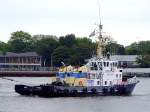 ARION(IMO:7528491; L=28; B=9m; Bj.1976; 189t) unterstützt die Ausfahrt der OCEANIC(PEACE-BOAT) im Hafen von Amsterdam; 110904