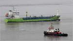 Das 92,86 m lange Bunkerschiff PALLAS GLORY (IMO 9318230) fährt Höhe Bremerhaven weserabwärts. Von rechts schiebt sich der Schlepper ARION (IMO 7726902) ins Bild. Bremerhaven 04.04.2019