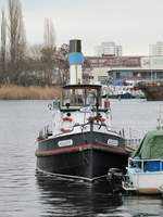 Schlepper Auguste (14,40 x 3,78m) lag am 14.01.2020 im Rummelsburger See / Spree.