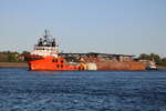 Der Schlepper AMBER II beim Auslaufen am Abend des 02.06.2023 in Warnemünde.