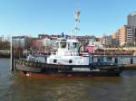 BRAKE (4) (IMO 9684768) am 6.4.2015, Hamburg, Elbe, Schlepperponton St. Pauli /
Seeschiffsassistenz-Schlepper / Damen ASD 2411 / GT 250 / Lüa 24,47 m, B 11,33 m, Tg 5,54 m / 2 Dieselges.4.200 kW, 5710 PS, 13 kn, Pfahlzug 71 t / 2013 bei Damen-Partner Song Thu Shipyard, Da Nang , Vietnam / Lütgens & Reimers, Hamburg / Flagge: Deutschland, Heimathafen: Hamburg /
Geordert wurde der Schlepper zusammen mit seiner Schwester PERFECT im September 2014. 
Die Schlepper wurden per Schiff nach Rotterdam gebracht um bei Damen Maaskant Shipyards, Stellendam die letzten Arbeiten durchzuführen, bevor sie am 19.3.2015 an die URAG übergeben wurden. Am 22.3. kamen sie in Hamburg an, um 23.3.dort ihren Dienst für Lütgens & Reimers aufzunehmen. L&R hat jetzt  3 gleiche Schlepper - ASD 2411 – in Hamburg laufen.
