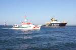 Der Seenotrettungskreuzer Arkona und der Hochseebergungsschlepper Baltic passieren gemeinsam die Warnowmündung in Warnemünde. (10.07.2014)