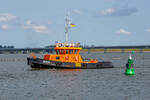 Schlepper Bock von Wolgast kommend wartete auf die Öffnung der Rügenbrücke um 15.20 Uhr und fuhr nach der Durchfahrt der Brücke an Stralsund vorbei.