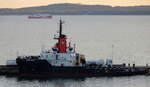 Der 48m lange Schlepper BREMEN Fighter am Abend des 06.10.21 in Sassnitz.