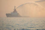 BREMEN FIGHTER (IMO 9321287) im herbstlichen Seenebel vor Rügen.  Um alles noch unsichtiger zu machen wurden die Feuerlöschkanonen eingesetzt und ab und zu war der Knall des Leinenschussgerätes zu hören.  Sicherlich wurde hier der Einsatz für den Ernstfall trainiert. - 30.10.2022
