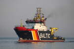 Der Hochseebergungsschlepper Baltic am Morgen des 01.05.2024 auf dem Seeweg von Kühlungsborn nach Warnemünde beim Einlaufen in Warnemünde.