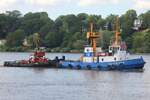 Schlepper B�TZFLETH (IMO 7720441 ); Datum: 01.06.2026; Aufnahmeort: Elbe/Hafen Hamburg, Deutschland. Das Bild zeigt den schadhaften Schlepper aus Stade, wie er vom Schlepper/Schuber ELBCLEARING 3 (ENI 05117420) in  die Werft nach Hamburg verholt wird.