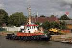 Der 1991 gebaute Schlepper BUGSIER 15 (IMO 9021112) ist 28 m lang, 9 m breit, hat eine Maschinenleistung von 2.250 kW und einen Pfahlzug von 31 t. Heimathafen ist Hamburg. Hier ist er am 08.07.2019 in Brunsbüttel zu sehen.