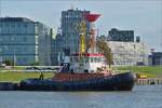 Schlepper Bugsier 17 liegt nahe der neuen Schleuse im Hafen Becken von Bremerhaven.