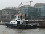 BUGSIER 22 (IMO 9763253) am 11.11.2020, Hamburg, Elbe, Liegeplatz Schlepperponton Neumühlen /
Hafenassistenzschlepper / Damen ASD 2411 /  Lüa 24,5 m, B 11,3 m, Tg 4,6 m /  1 Diesel, Caterpillar 3516C, ges. 4.200 kW, 5.710 PS, 2 Ruderpropeller, Rolls-Royce RRUS255, Pfahlzug 65/70 t / gebaut 2016 bei Damen Shipyard, Netherland (Haiphong, Vietnam)  / Flagge Deutschland, Heimathafen Hamburg /
