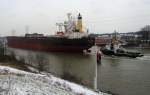 Die 244 m lange  Spirit of Brazil  mit Kurs Lbecker Hafen, wird achtern abgesichert durch den Schlepper CLAUS IMO 9408645... Aufgenommen: 27.1.2012