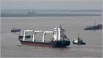 Die 2008 gebaute BBC THAMES (IMO 9368340) fährt weseraufwärts. Sie ist 143 m lang und 21,75 m breit, hat eine GT/BRZ von 11.864 und eine DWT von 17.349 t. Heimathafen ist St. John's (Antigua and Barbuda). Frühere Namen: SVENJA, BELUGA GRADUATION. Begleitet wird sie vom Schlepper CARL (MO 9112739), der beim Anlegen in Nordenham assistieren wird. 25.07.2020