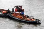 Der 1953 gebaute Schlepper FAVORIT (ENI 05101290) ist am 12.05.2013 in Hamburg im Schubeinsatz. Die FAVORIT ist 19,07 m lang, 5,42 m breit und heit eine Maschinenleistung von 280 kw. Heimathafen ist Hamburg.