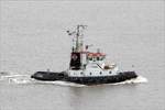Die 1985 gebaute FLORIAN (IMO 8408480) ist auf der Weser Hhe Bremerhaven unterwegs. Dieser Schlepper ist 29,04 m lang und 8,8 m breit, hat einen Maschinenleistung von 1.790 kW und einen Pfahlzug von 32 t. Heimathafen ist Wilhelmshaven. 26.04.2020