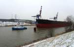 Schlepper  FAIRPLAY V  IMO 8306668 hat die SPIRIT OF BRAZIL am Hacken und zieht den groen BULK-Carrier in den Lbecker Hafen...