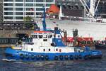 Schlepper FAIRPLAY VI; Eigner/Betreiber: Fairplay; Aufnahmeort: Elbe/Hafen Hamburg, Deutschland; Datum: 10.05.2015; Info: (IMO 9032185) Lüa 27,96 m, B 9,1 m, Tg 5,25 m / 2 Diesel, Deutz, ges. 2280 kW (3100 PS), 2 Schottel Ruderpropeller SRP 1010 in Kort Düse, 11,5 kn, Pfahlzug: 41 t / gebaut 1992 bei Mützelfeld Werft, CuxhavenDas Bild zeigt die FAIRPLAY VI vor den St.Pauli Landungsbrücken während des Hafengeburtstags.