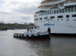 Schlepper Gruno III bernahm von der  AIDAmar  die Heckleine und brachte diese zum Festmachen an Land.