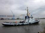 Schlepper Gruno V zog beim Ausdocken am Heck der  AIDAmar.