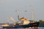 Der Hochseeschlepper Holland IMO-Nummer:5153462 Flagge:Niederlande Länge:57.0m Breite:10.0m Baujahr:1952 Bauwerft:Ferus Smit Scheepswerf,Westerbroek Niederlande auslaufend aus Hamburg am 07.05.17