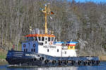 Schlepper HOLTENAU (IMO 8200321) am 3.4.2021 auf der Trave bei Lübeck