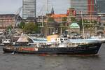 Hochseeschlepper HOLLAND Eigner/Betreiber: Museum; Aufnahmeort: Elbe/Hafen Hamburg, Deutschland; Datum: 10.05.2015; Info: (IMO 5153462) Lüa 57,35 m, B 9,56 m, Tg 3,69 m / 1 Diesel, Werkspoor TMABS 3910, 1499 kW (2038 PS), 16 kn / gebaut 1952 bei Ferus Smit, Foxhol, NL / Eigner: Stichting Zeesleepboot Holland, Opperdoes, NL / Flagge: NL, Heimathafen: Terschelling  Das Bild zeigt die HOLLAND vor den St.Pauli Landungsbrücken während des Hafengeburtstags.