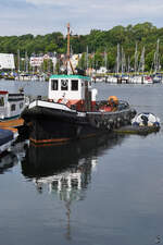 Der Hafensbugsierschlepper JONNY erblickte im Jahr 1889 als Dampfschlepper das Licht der Welt und wurde 1959/60 zum Motorschlepper umgebaut. (Flensburg, Juni 2024)