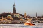 Schlepper JOHANNES DALMANN (alt); Eigner/Betreiber: HPA; Aufnahmeort: Elbe/Hafen Hamburg, Deutschland; Datum: 06.02.2012; Info: (H-4000) Bei Bedarf auch als Eisbrecher im Einsatz, Lüa 28,25 m, B 7,5 m, Tg 2,9 m / 1 Deutz-Diesel, 853 kW (1160 PS) / 1949 bei Norderwerft, Hamburg. Das Bild zeigt die alte Johannes Dalmann bei starkem Eisgang vor den St.Pauli Landungsbrücken.