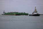 Der Schlepper Multratog auf dem Seeweg von Vlissingen via NOK nach Rostock beim Einlaufen am 12.02.2023 in Warnemünde.