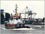  Bugsier 2 ; L32,80m; B11,70m; Bj2006; auf der Elbe in Rckwrtsfahrt, am 20.05.09
