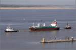 Die 1981 gebaute OLMA (IMO 8004806) fhrt am 03.05.2008 mit Untersttzung der Schlepper ROTESAND (am Bug) und LUCHS von der Weser in die Geestemndung und weiter in den Fischereihafen von Bremerhaven. Die OLMA ist 80 m lang, 16 m breit und hat eine GT von 3433. Heimathafen ist Belize City (Belize).