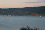 Ein ziemlich seltsames Gespann passiert am Morgen des 29.10.2009 Skiphelle und fährt den Oslofjorden hinauf.