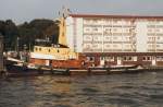 Hamburg Anfang der 90ziger, JAN ist ein Schlepper der Petersen u Alpers Reederei mit dieselelektrischem Antrieb! Der hatte noch ein Schwesterschiff, dessen Name ich vergessen habe. Im Hintergrund ein Asylbewerberwohnschiff.