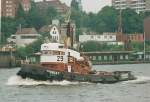 BUGSIER 29 - In Hamburg prgten die 3 Schlepper BUGSIER 28,29,30 jahrzehntelang das Bild des Hafens mit.
Bj:1964, Maschinenleistung ca 900 Ps, wenn ich mich recht erinnere.
Man beachte den Kap'tn auf dem Frischluft-Steuerstand.