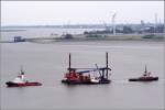 TK 10 - WAL wird von den Schleppern ASTERIX (links), TAUCHER O. WULF 8 (am Ponton) und STEINBOCK in die Geestemndung und weiter in den Fischereihafen von Bremerhaven geschleppt. 12.07.2011
